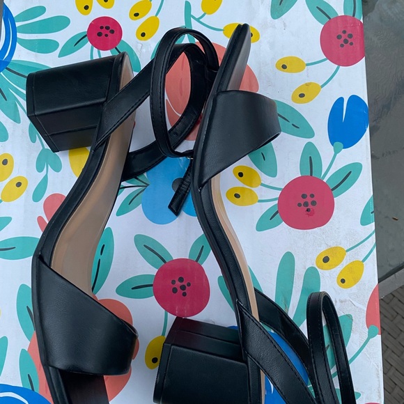 New black heels size 10 wide - Picture 3 of 5